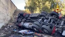 Camion vola dal cavalcavia dell'autostrada e atterra su una via di Aci Sant'Antonio: autista illeso