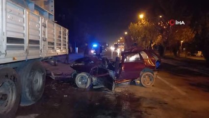 Konya'da tıra çarparak hurdaya dönen otomobilin sürücüsü ağır yaralandı