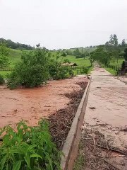 Rio transborda e invade ponte em Rio Bom após temporal