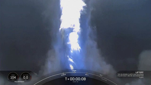 Estadounidense SpaceX lanzó cohete Falcon Heavy, el más poderoso del mundo