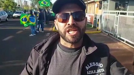 "Aqui nós somos amparados pelo exército" relata manifestante
