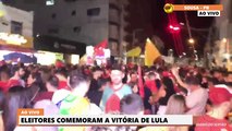 Ao som do hit ‘Tá na hora do Jair já ir embora’, multidão celebra vitória de Lula e João em Sousa
