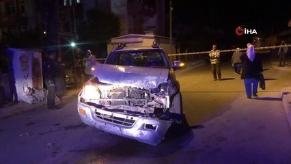 Karaman'da kamyonet ile çarpışan işçi midibüsü binaya çarparak durabildi: 12 yaralı
