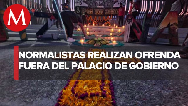 Normalistas de Ayotzinapa colocan ofrenda en Palacio de Gobierno de Chilpancingo