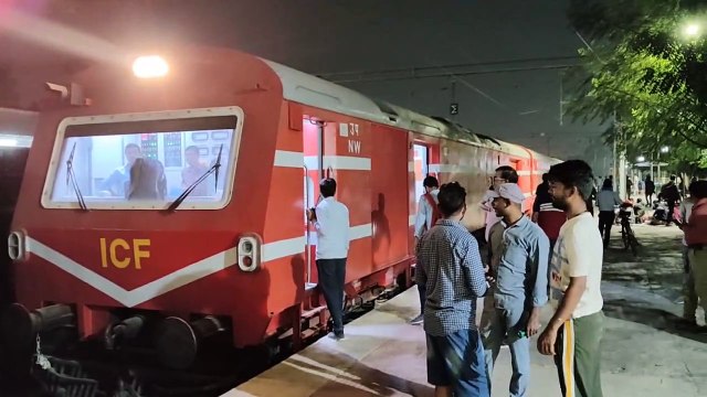 पावर फेल होने पर तीन घंटे खड़ी रही कोचुवली एक्सप्रेस,यात्री हुए परेशान