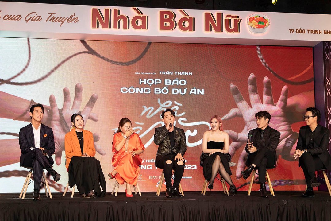 Trấn Thành bao nguyên gánh bánh canh 300k hot nhất Sài Gòn đãi cả showbiz, đem lên phim điện ảnh
