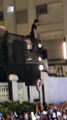 फैंस का शुक्रिया करने आधी रात को बाहर निकले किंग खान