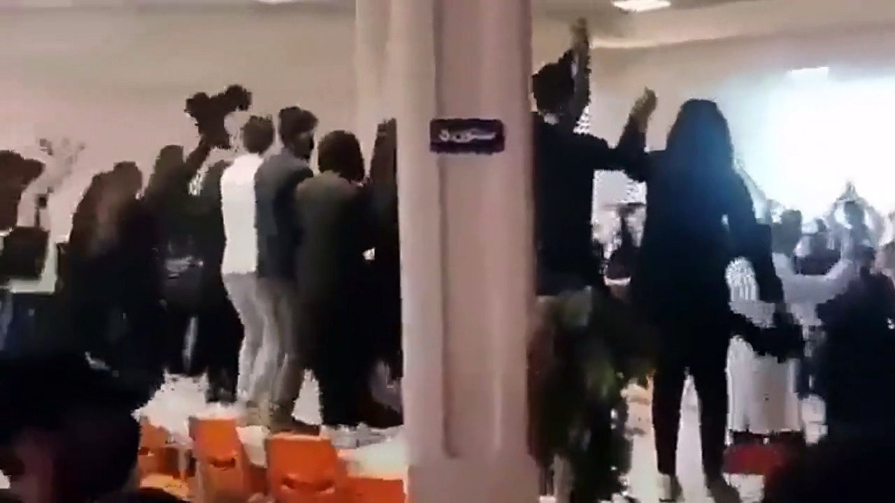 İran'da kadın ve erkek öğrenciler bir arada: Kadın, yaşam, özgürlük