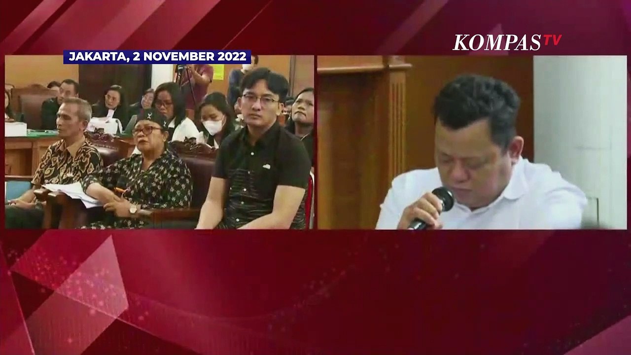 Kuat Maruf Minta Maaf Sambil Tertunduk di Depan...