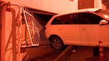 Beşiktaş’ta yokuş çıkarken kayan otomobil bina duvarına çarptı