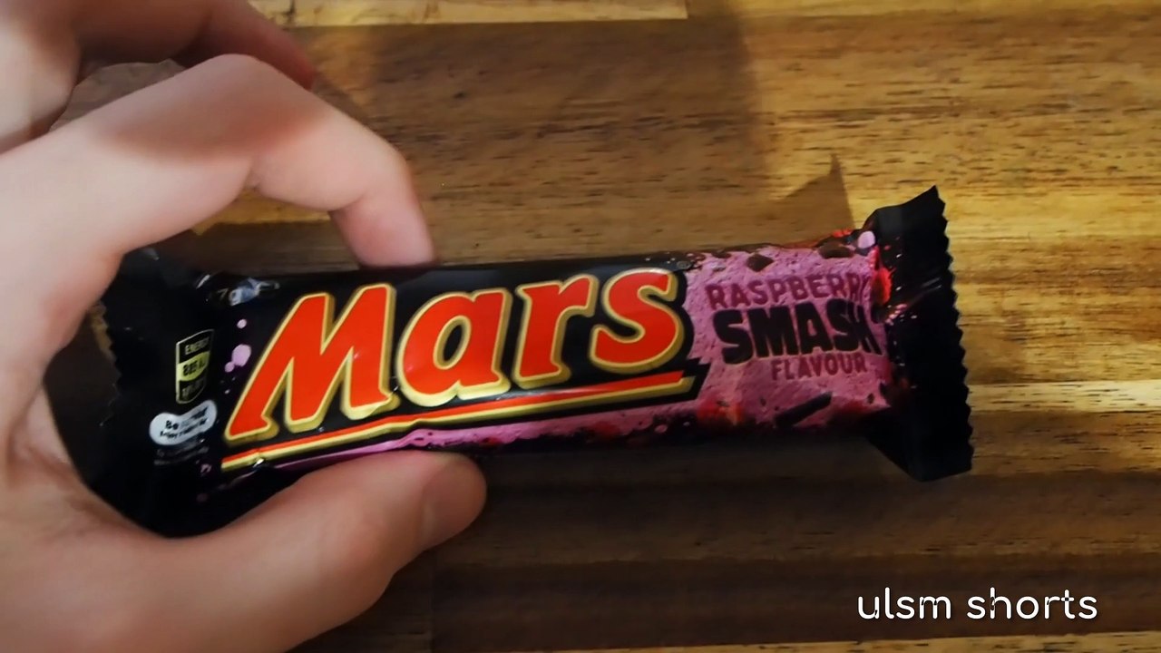 Trying a Raspberry Smash Flavour Mars Bar