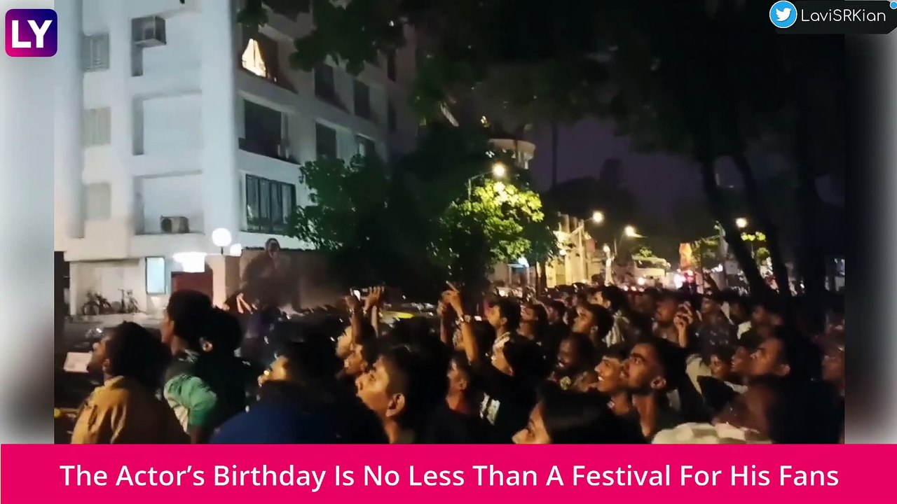 Shah Rukh Khan Greets Fans Outside Mannat On Hi...