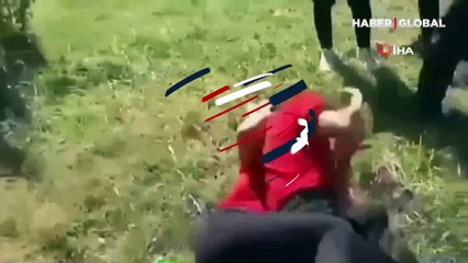 Kızlar yumruk yumruğa kavga etti, arkadaşları gülerek izledi