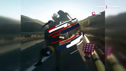 Kepçenin taşıdığı boruya oturan işçiler hem eğlendi hem de canlarını tehlikeye attı