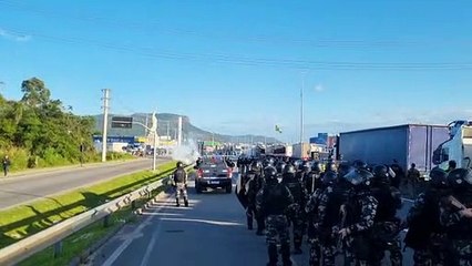 Tropa de choque desbloqueia BR-101 em Palhoça