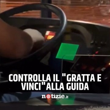 Roma, controlla il gratta e vinci mentre guida l'autobus: il video dell'autista Atac