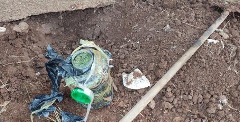 ÇİFTLİK EVİNDE TOPRAĞA GÖMÜLÜ 3 KİLO ESRARA 2 TUTUKLAMA