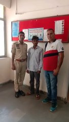 पैसे देने के लिए बुलाया, धक्का मारा और बाइक लूटकर भाग गया