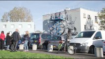 Street art: Jef Aérosol signe un pochoir monumental à Grigny, près de Paris