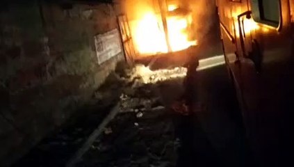 पर्यटकों की मिनी बस में सिलेंडर लीकेज होने से लगी आग