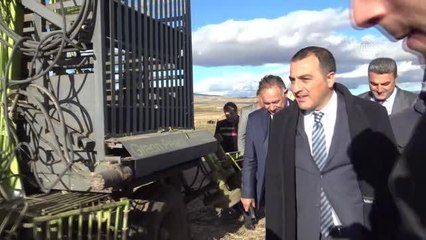 Vali Öksüz çiftçilerin zorlu pancar hasadına katıldı