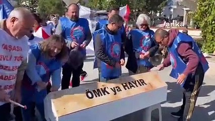 Öğretmenler meslek kanununu tabuta çivi çakarak protesto etti