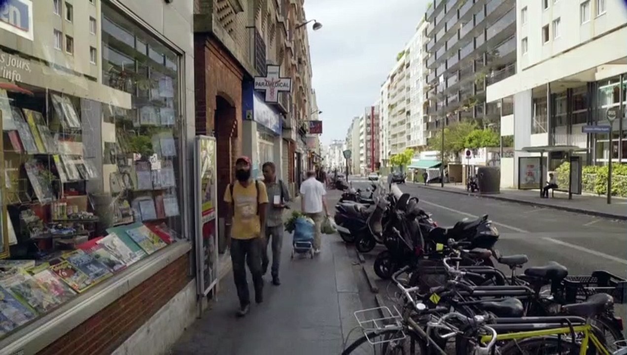 Notre histoire (Jean, Stacy et les autres) EXTRAIT VF "Jean traverse la rue"