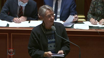 Bassines de Sainte-Soline: Élisabeth Borne se dit "choquée" par les violences contre les forces de l'ordre