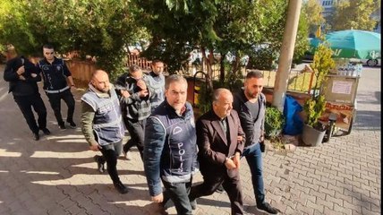 İŞ BULMA VAADİYLE DOLANDIRICILIK ŞÜPHELİLERİ ADLİYEDE