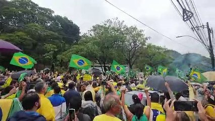 Bolsonaristas gritam "Forças armadas, salvem o Brasil" durante manifestação em BH