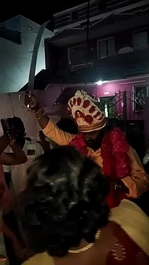 வாளால் கேக் வெட்டிய பிரபல ரவுடி.. சமூக வலைத்தளங்களில் வைரலாகும் வீடியோ !! 