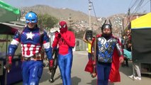 Policías se disfrazan de Avengers para capturar a vendedores de droga en Perú