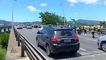 Manifestação na Ponte Pedro Ivo em Florianópolis