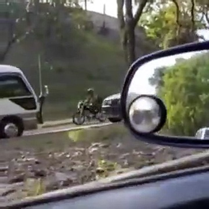 Patrulla agarra a conductor de rapidito manejando en contra vía