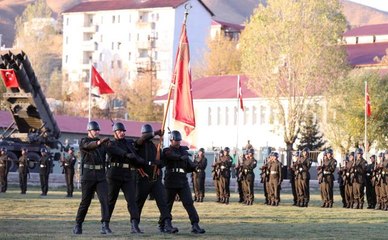 Milli Savunma Bakanı Akar'dan topçu alayına sancak teslimi