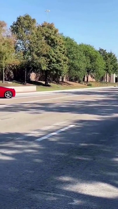 Une femme s'emballe un peu trop au volant d'une Ferrari 458