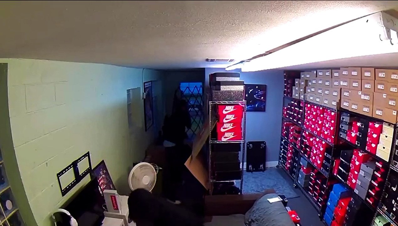 Des cambrioleurs dévalisent un magasin de baskets avant de se rendre compte qu'il n'y a qu'une chaussure dans les boites