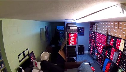 Des cambrioleurs dévalisent un magasin de baskets avant de se rendre compte qu'il n'y a qu'une chaussure dans les boites