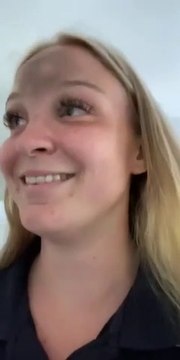 Le bleu sur le front d'une fille fait beaucoup rire son papa