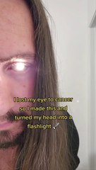 Il se met une lampe de poche à la place de son oeil crevé