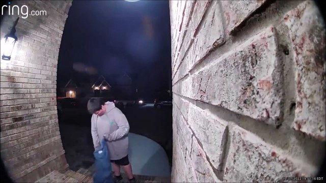 Ce gamin vole tous les bonbons d'Halloween mais le Karma le rattrape