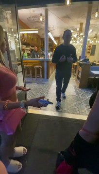 2 influenceuses refusées d'un restaurant Parisien à cause de leurs décolletés