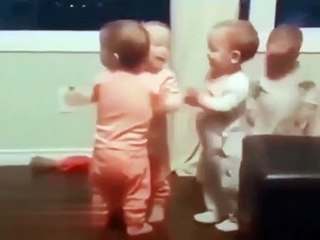 Cuatro bebés se abrazan tiernamente