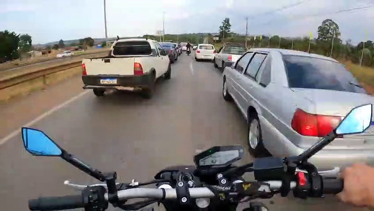 Un motard tourne la tête au mauvais moment en remontant une file de voitures