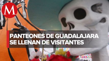 Personas visitan panteones en Guadalajara por Día de Muertos