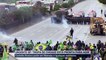 Tropa de Choque usa jato de água e bombas para dispersar protesto