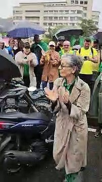 Cássia Kis foi aplaudida enquanto caminhava entre bolsonaristas em manifestação antidemocrática