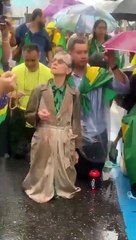 Cássia Kis se ajoelhou e rezou o Pai Nosso em manifestação antidemocrática