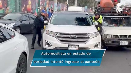 Conductor agrede a policías y reportero en acceso al panteón San Nicolás Tolentino