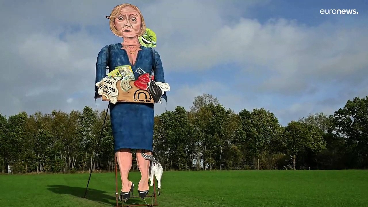 Liz Truss wird symbolisch verbrannt in einem kleinen Städtchen im Süden von England